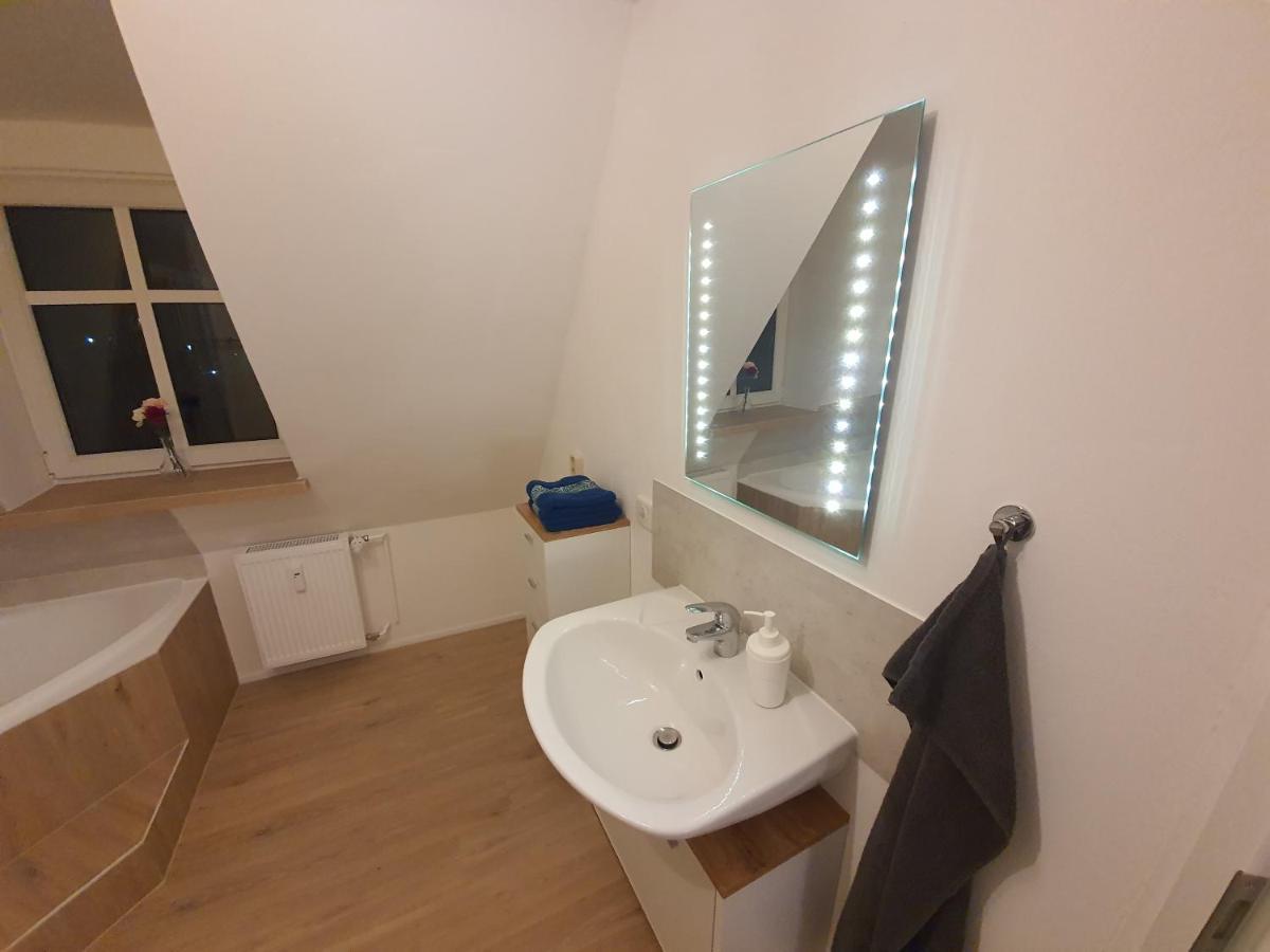 Gemuetliche Dachwohnung Mit Kleiner Oder Grosser Dachterrasse Nebeneinander Wolmirstedt エクステリア 写真
