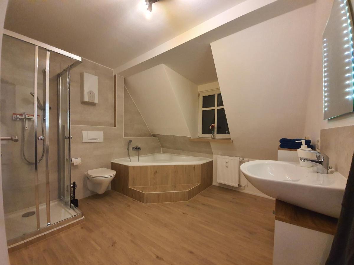 Gemuetliche Dachwohnung Mit Kleiner Oder Grosser Dachterrasse Nebeneinander Wolmirstedt エクステリア 写真